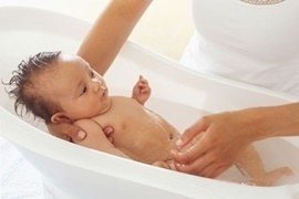 Cách tắm cho trẻ sơ sinh trị rôm sảy bằng mướp đắng